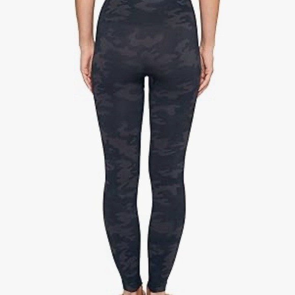 Spanx Look At Me Now Cropped Seamless Leggings Black Camo Women's Size Medium - Picture 2 of 11